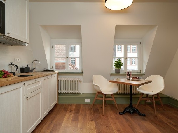 Küche mit Sitzgelegenheit